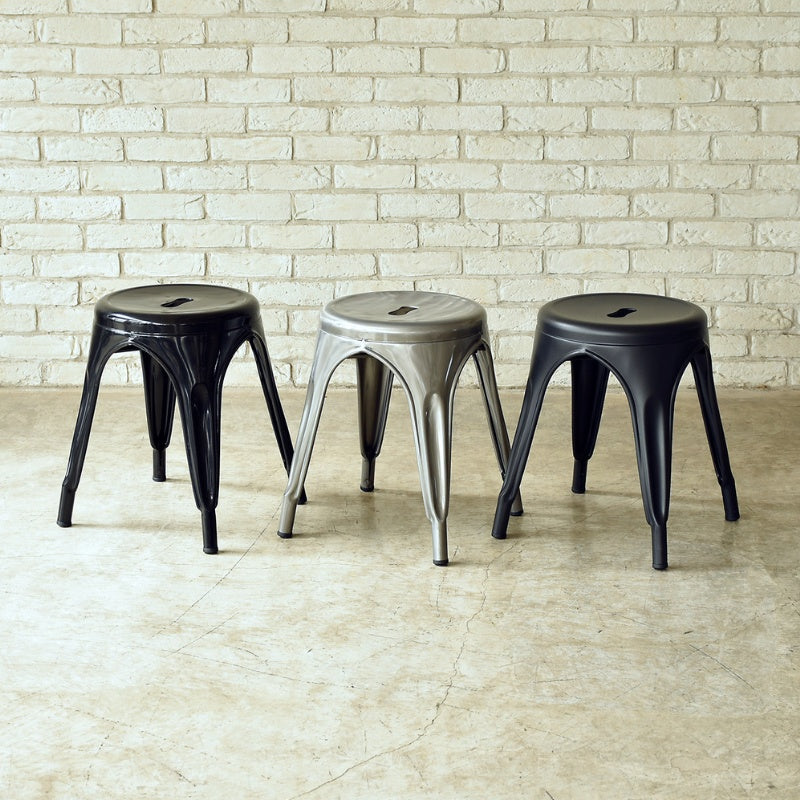 どこにでも置ける身軽さが魅力のスツール