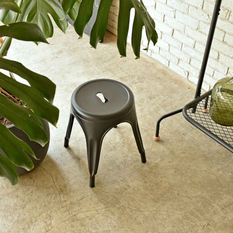 どこにでも置ける身軽さが魅力のスツール