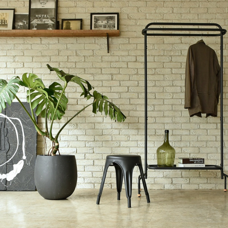 どこにでも置ける身軽さが魅力のスツール