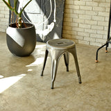 どこにでも置ける身軽さが魅力のスツール