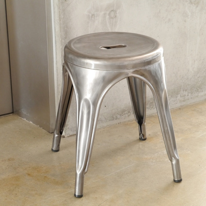 どこにでも置ける身軽さが魅力のスツール