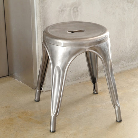 どこにでも置ける身軽さが魅力のスツール