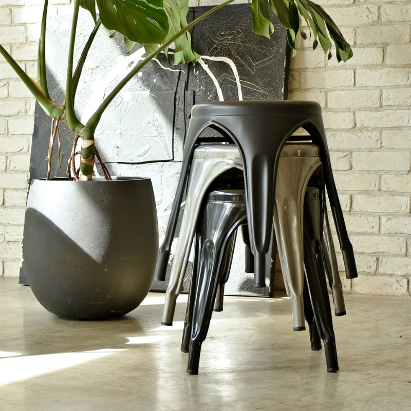 どこにでも置ける身軽さが魅力のスツール