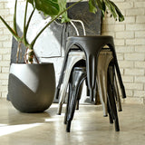 どこにでも置ける身軽さが魅力のスツール