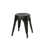 どこにでも置ける身軽さが魅力のスツール