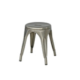 どこにでも置ける身軽さが魅力のスツール