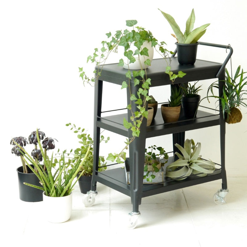 キッチンにもガレージにも馴染む無骨なスチールワゴン