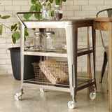 キッチンにもガレージにも馴染む無骨なスチールワゴン