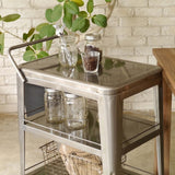 キッチンにもガレージにも馴染む無骨なスチールワゴン