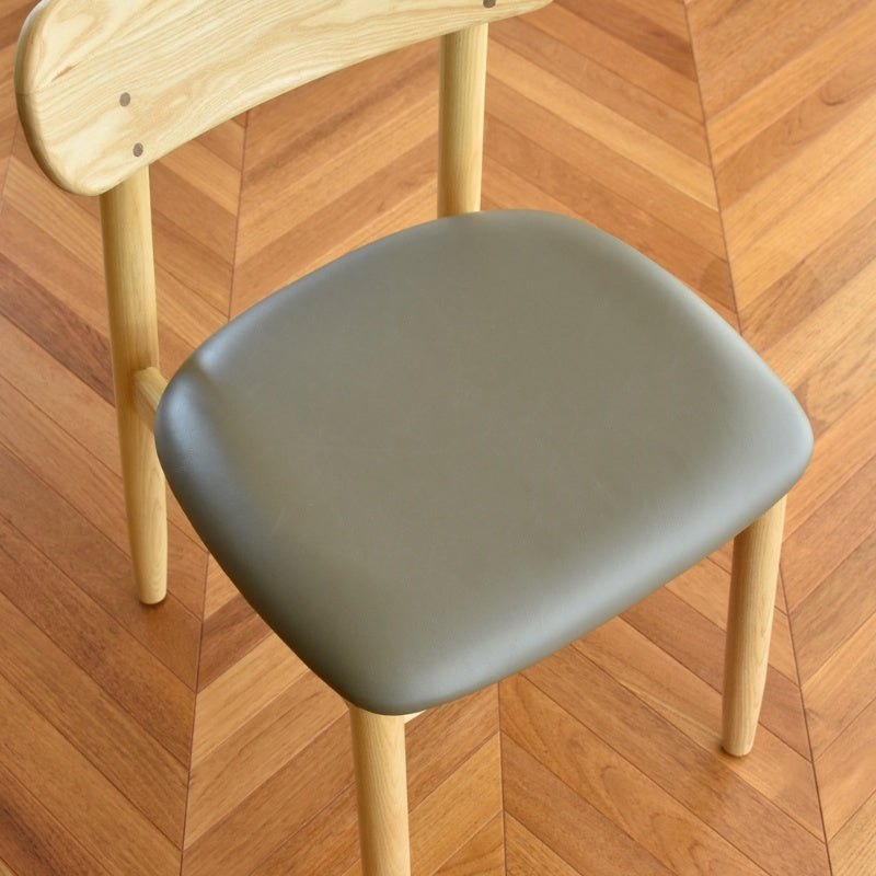 やわらかな曲線が温かみを添えるアッシュ無垢材のダイニングチェア