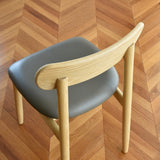 やわらかな曲線が温かみを添えるアッシュ無垢材のダイニングチェア