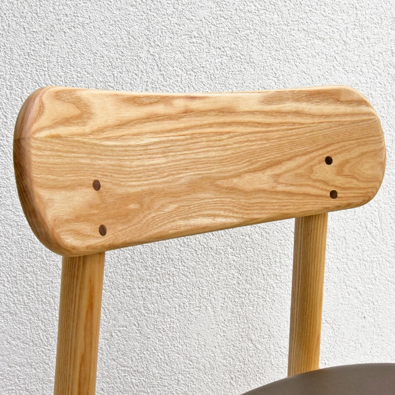 やわらかな曲線が温かみを添えるアッシュ無垢材のダイニングチェア