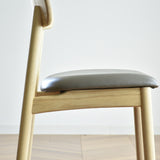 やわらかな曲線が温かみを添えるアッシュ無垢材のダイニングチェア