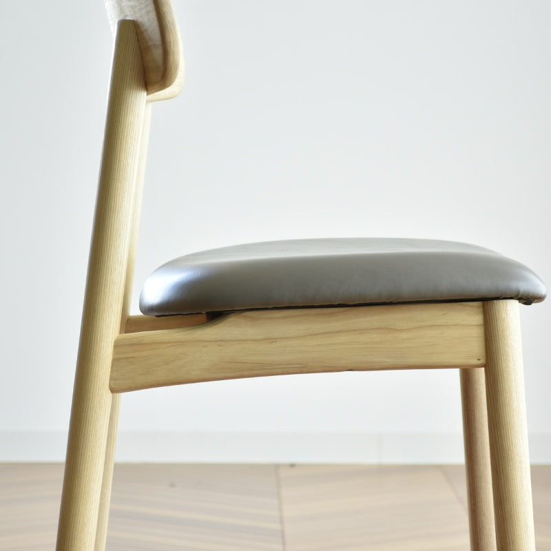 やわらかな曲線が温かみを添えるアッシュ無垢材のダイニングチェア