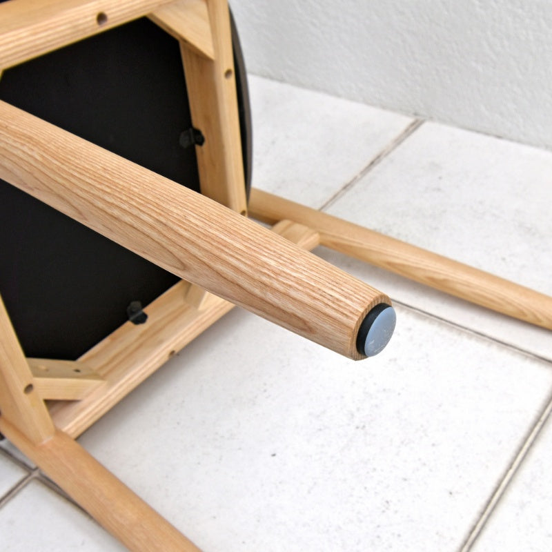 やわらかな曲線が温かみを添えるアッシュ無垢材のダイニングチェア