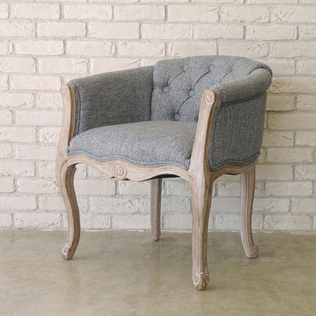 包み込まれるような座り心地と、アンティークの風格が同居するアームチェア