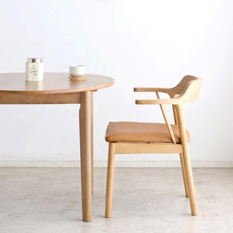 アームチェア 肘掛けをテーブルに浮かせて床掃除スムーズ 美しさと座り心地を両立した一脚 ダイニング