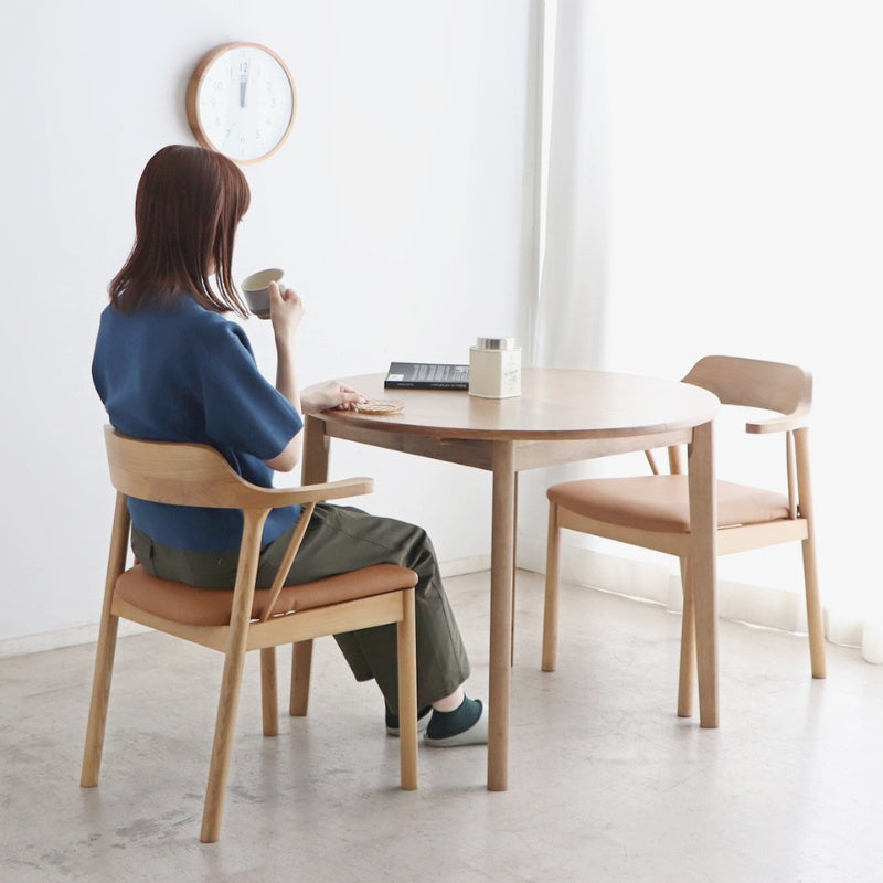 アームチェア 肘掛けをテーブルに浮かせて床掃除スムーズ 美しさと座り心地を両立した一脚 ダイニング