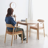 アームチェア 肘掛けをテーブルに浮かせて床掃除スムーズ 美しさと座り心地を両立した一脚 ダイニング