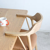 アームチェア 肘掛けをテーブルに浮かせて床掃除スムーズ 美しさと座り心地を両立した一脚 ダイニング