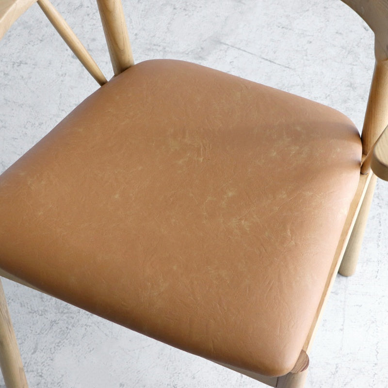 アームチェア 肘掛けをテーブルに浮かせて床掃除スムーズ 美しさと座り心地を両立した一脚 ダイニング