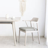 アームチェア 肘掛けをテーブルに浮かせて床掃除スムーズ 美しさと座り心地を両立した一脚 ダイニング