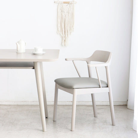 アームチェア 肘掛けをテーブルに浮かせて床掃除スムーズ 美しさと座り心地を両立した一脚 ダイニング