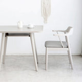 アームチェア 肘掛けをテーブルに浮かせて床掃除スムーズ 美しさと座り心地を両立した一脚 ダイニング