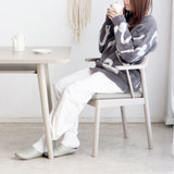 アームチェア 肘掛けをテーブルに浮かせて床掃除スムーズ 美しさと座り心地を両立した一脚 ダイニング