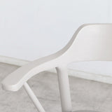 アームチェア 肘掛けをテーブルに浮かせて床掃除スムーズ 美しさと座り心地を両立した一脚 ダイニング