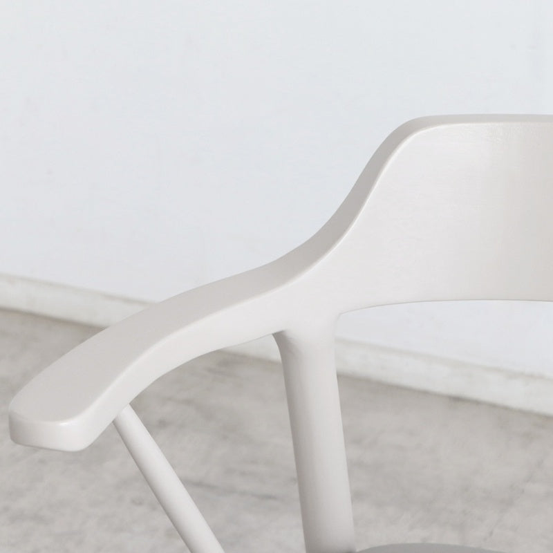 アームチェア 肘掛けをテーブルに浮かせて床掃除スムーズ 美しさと座り心地を両立した一脚 ダイニング