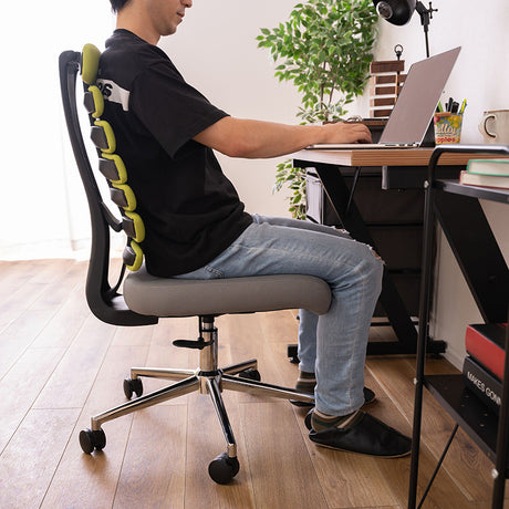 体のラインにフィットシンプルかつスタイリッシュなデザインのオフィスチェア