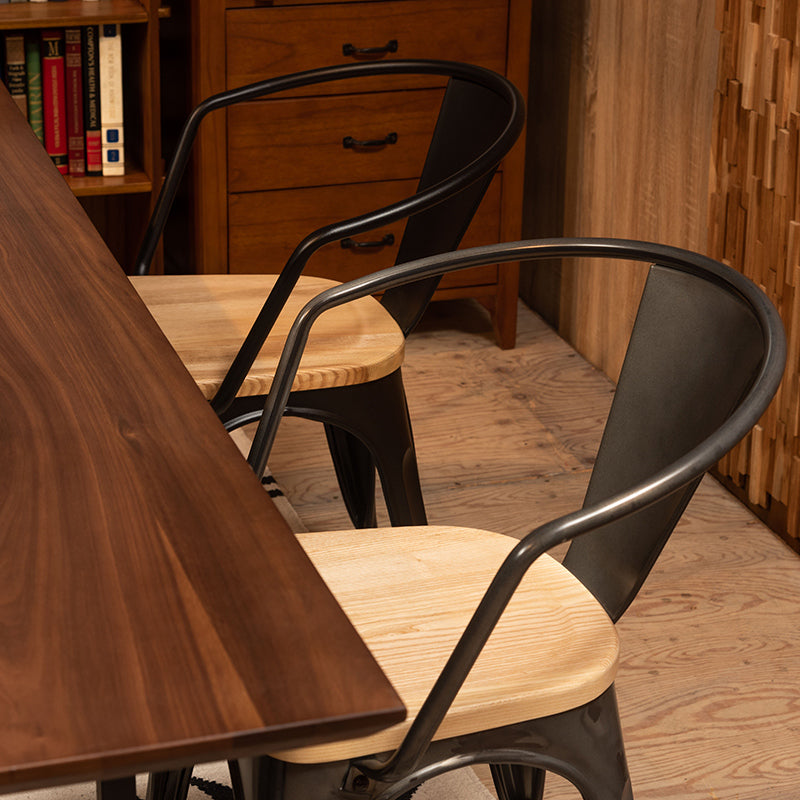 スタイリッシュなアイアンとナチュラルな天然木でおしゃれなカフェ風