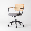 背面に抜け感のある人工ラタンを使用したデスクチェア オフィスチェア