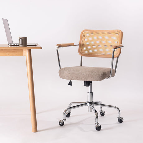 背面に抜け感のある人工ラタンを使用したデスクチェア オフィスチェア