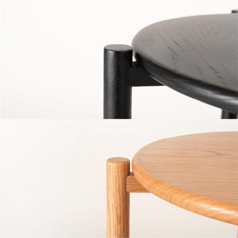 美しいオークの木目を引き立てる天板と人工ラタンを使用したサイドテーブル