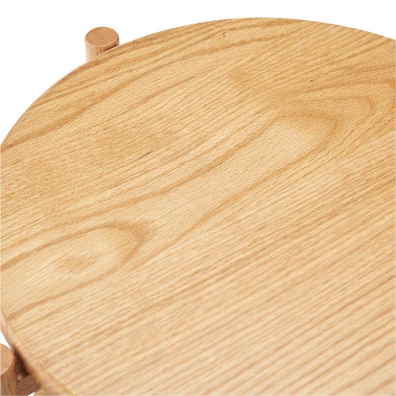 美しいオークの木目を引き立てる天板と人工ラタンを使用したサイドテーブル