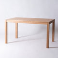 エッジの効いた直線的で普遍的なデザインのダイニングテーブル 幅135cm