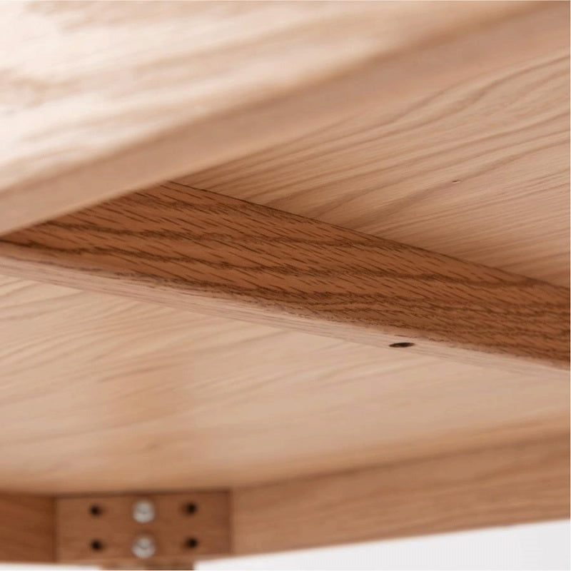 エッジの効いた直線的で普遍的なデザインのダイニングテーブル 幅135cm