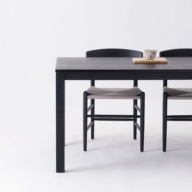 エッジの効いた直線的で普遍的なデザインのダイニングテーブル 幅150cm