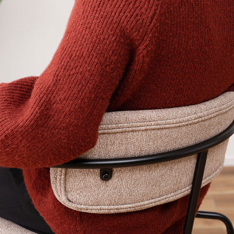 使わないときは重ねてしまえる、空間を選ばないアームチェア