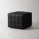 本革を繋ぎ合わせブロックチェックのようなデザインを施したキューブ型スツール