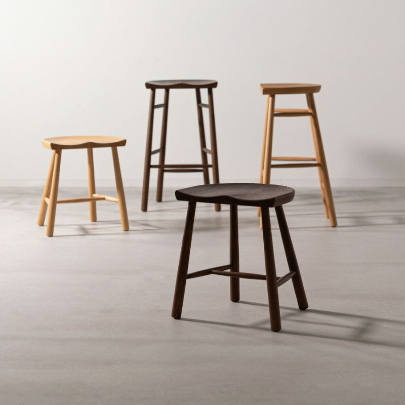 スツール オーク材の温もりとフィット感が魅力。多用途に使える一脚