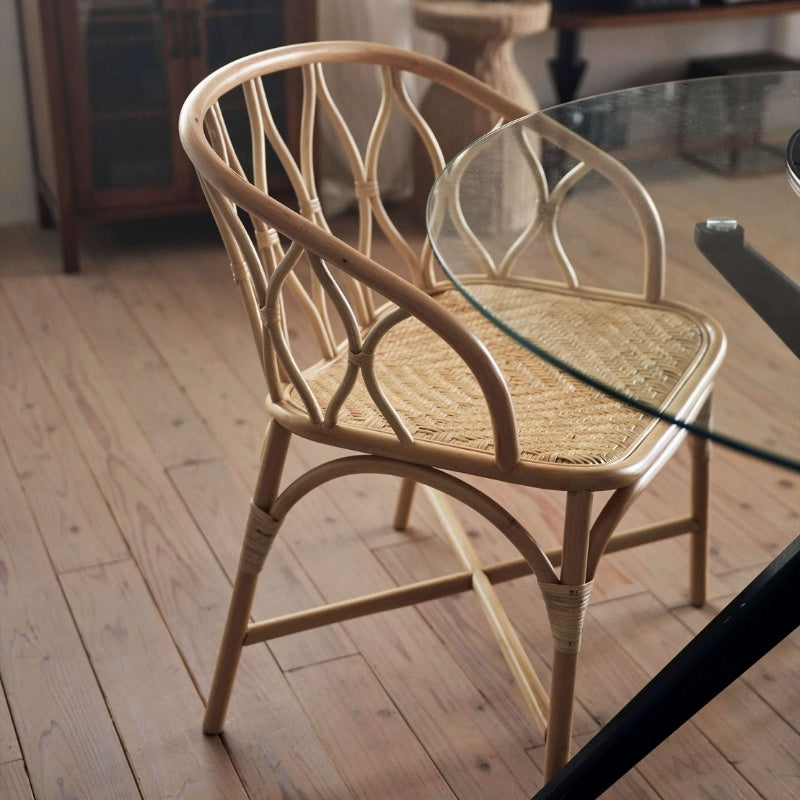 ラタンチェア 曲線が描く陰影の美しさで部屋が華やぐ 軽やかで身体にフィットする心地よい暮らし