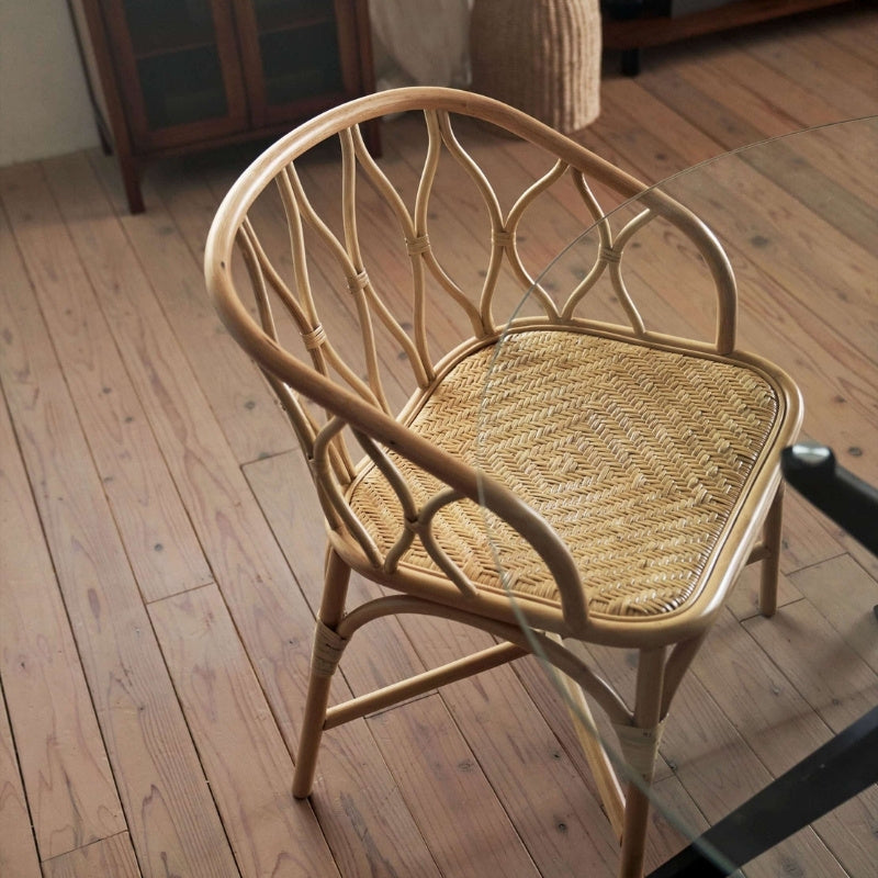 ラタンチェア 曲線が描く陰影の美しさで部屋が華やぐ 軽やかで身体にフィットする心地よい暮らし