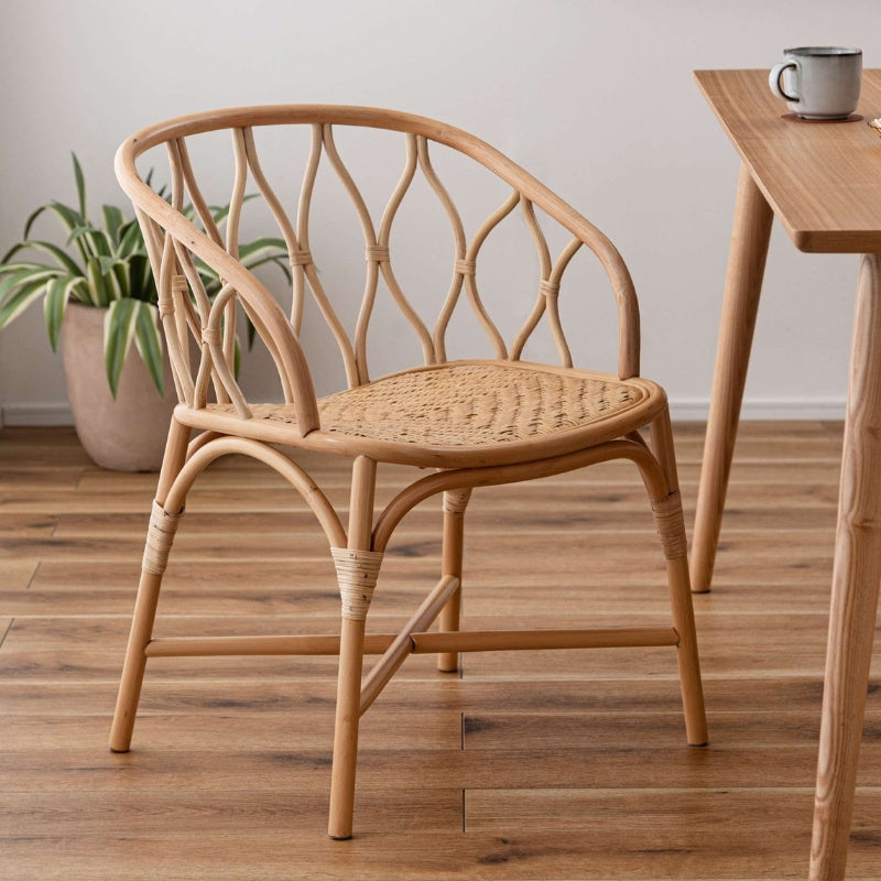 ラタンチェア 曲線が描く陰影の美しさで部屋が華やぐ 軽やかで身体にフィットする心地よい暮らし