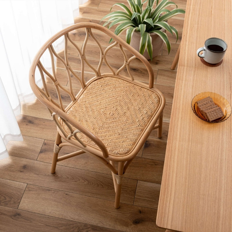 ラタンチェア 曲線が描く陰影の美しさで部屋が華やぐ 軽やかで身体にフィットする心地よい暮らし