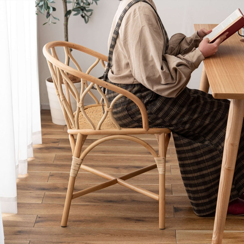 ラタンチェア 曲線が描く陰影の美しさで部屋が華やぐ 軽やかで身体にフィットする心地よい暮らし