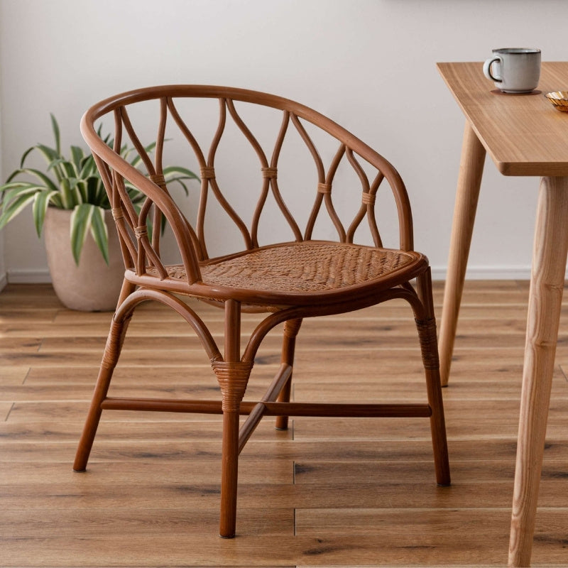 ラタンチェア 曲線が描く陰影の美しさで部屋が華やぐ 軽やかで身体にフィットする心地よい暮らし