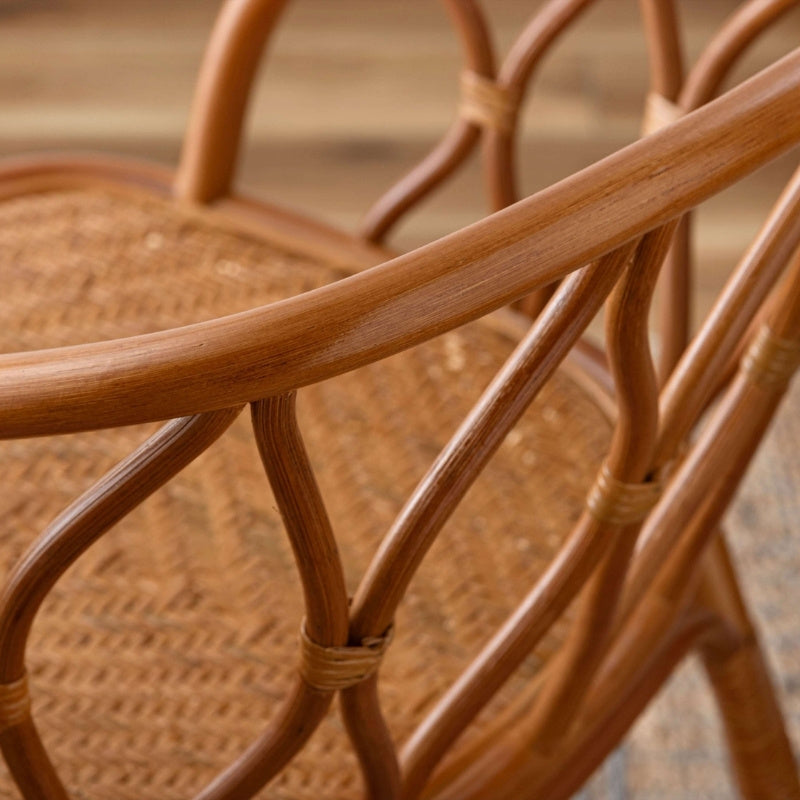 ラタンチェア 曲線が描く陰影の美しさで部屋が華やぐ 軽やかで身体にフィットする心地よい暮らし